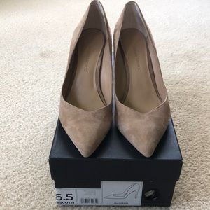 Banana Republic 12 Hour Sueded Madison Heel 6.5